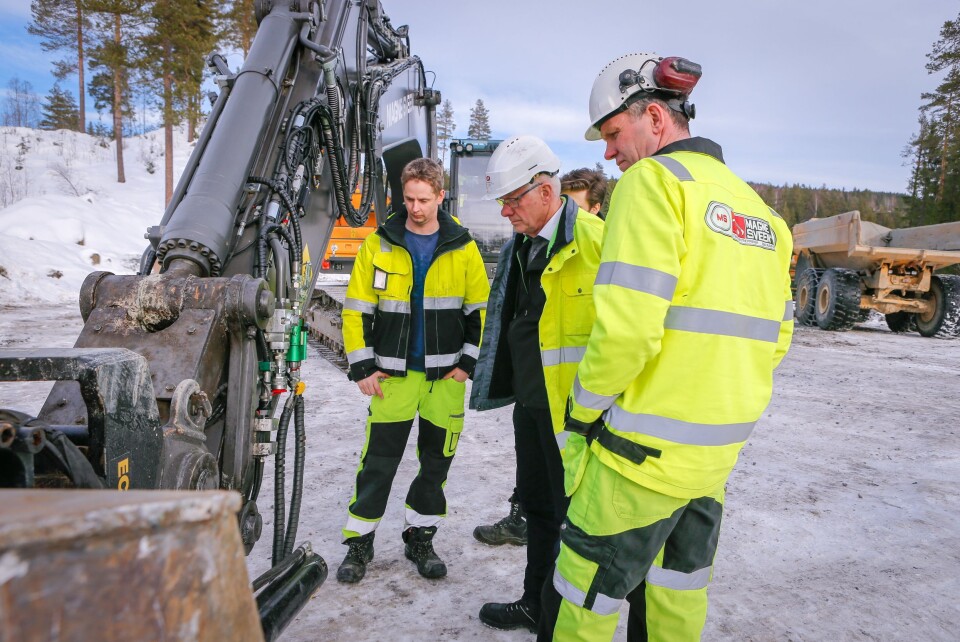 TETT DIALOG: Maskinførerne Nils Sundheim og Svein Ulven (t.h.) gir gode tilbakemeldinger til Jan Floberg i Gundersen & Løken AS. TETT DIALOG: Maskinførerne Nils Sundheim og Svein Ulven (t.h.) gir gode tilbakemeldinger til Jan Floberg i Gundersen & Løken AS.