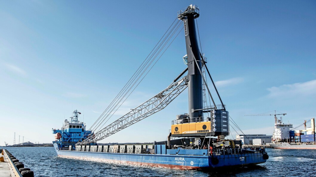 Kranen kom inn til havnen på det finske skipet «Aura». Kranen kom inn til havnen på det finske skipet «Aura».