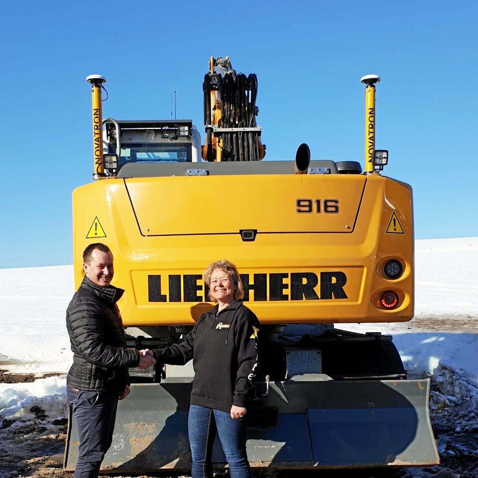 Glenn Asdal fra Hella Maskin og daglig leder Gunn Hege Bruserud i Machine Partner foran den første installasjonen.