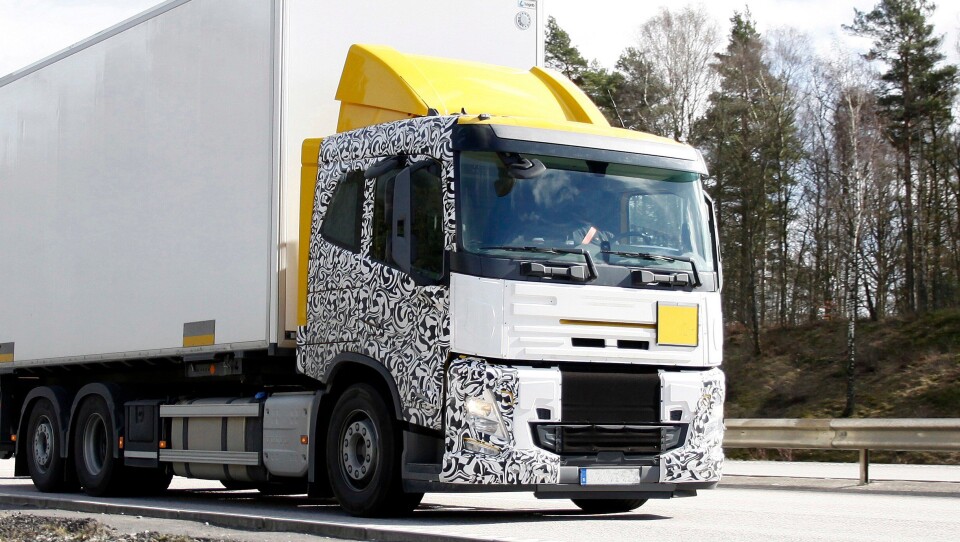 Maskert Volvo FM i trafikk i Sverige.
