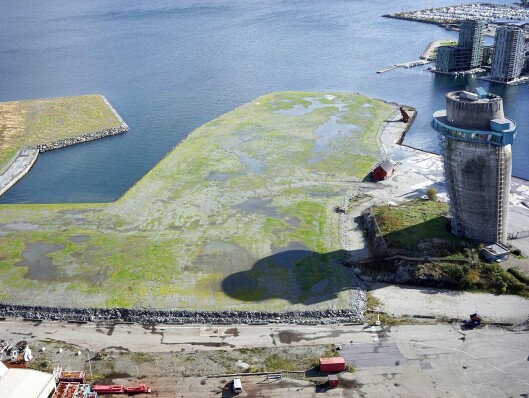 Store deler av tunnelmassene fra Eiganestunnelen er brukt til å lage et 100 dekar stort industriområde i Jåttåvågen. Det er dokkene der understellet til Statfjord-plattformene ble bygget som nå er fylt igjen. Store deler av tunnelmassene fra Eiganestunnelen er brukt til å lage et 100 dekar stort industriområde i Jåttåvågen. Det er dokkene der understellet til Statfjord-plattformene ble bygget som nå er fylt igjen.