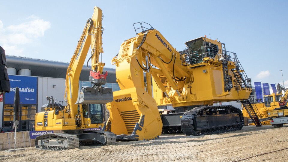 Komatsu PC4000 er faktisk bare omtrent halvparten så stor som maskinen japanerne hadde med seg for tre år siden. Men den er likevel stor. Ved siden av en PC210 blir det lett å se størrelsen.
