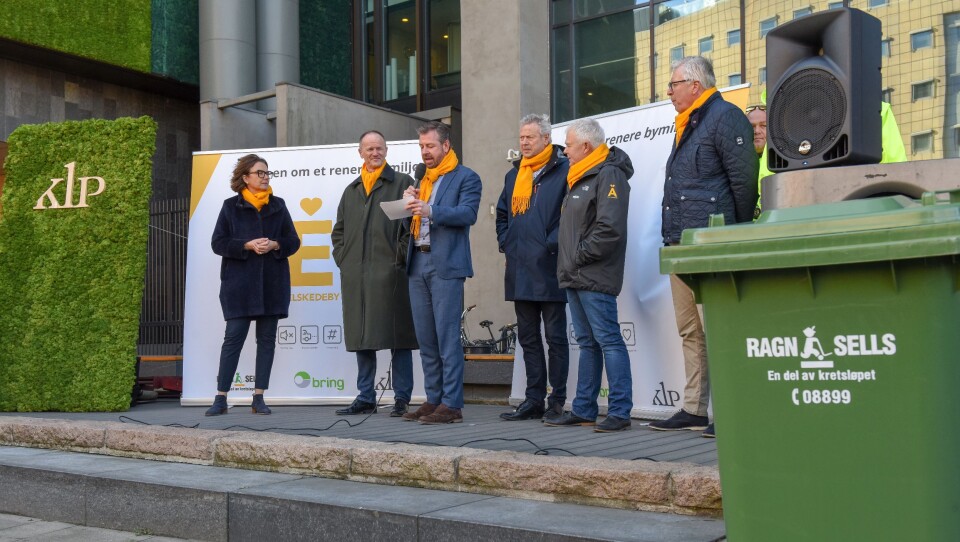 Samling om bylogistikken. Elskede by er et samarbeid mellom Ragn-Sells, Bring og KLP på Eiendom. Mandag ble det presentert av fra venstre: Tone Wille (konsernsjef i Posten Norge, Gunnar Gjørtz i KLP Eiendom, pressesjef John Eckhoff i Posten Norge, administrerende direktør Bjørn Hoel i Ragn-Sells Norge. Erik Wastesson fra Ragn-Sells i Sverige, strategidirektør Per Johannessen i Ragn-Sells Norge og distriktssjef Lars Veder i Bring (delvis skjult).