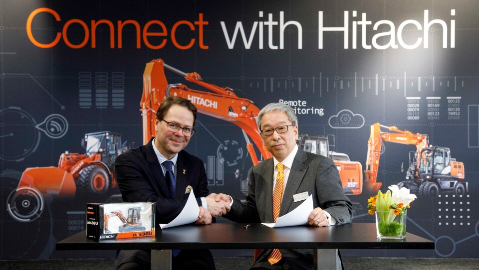 Adm. direktør i Abax, Morten Strand, og Makoyo Yamazawa, HCME President og Chairman of the Management Board i Hitachi undertegnet kontrakten.