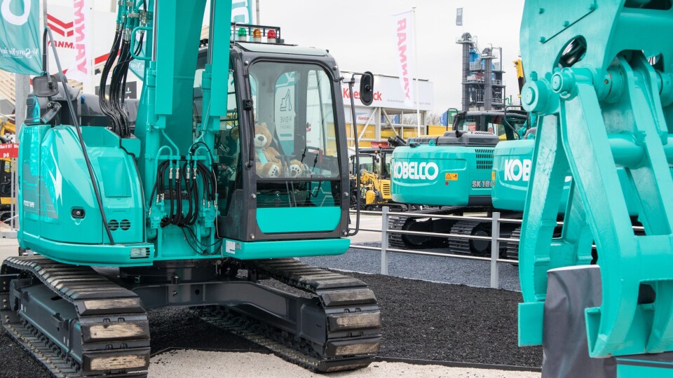 Folk stusset da de så at det var en bamse som «styrte» gravemaskinen til Kobelco.