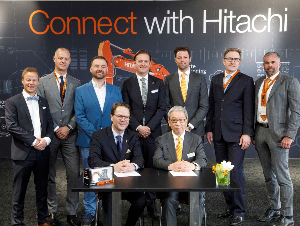Gruppebilde fra avtaleinngåelsen. Bak fra venstre: Lars Thorstensen (Senior Sales Representative, Abax), Martijn Zewald (Country Manager Netherland, Abax), Paul Walsh (CTO, Abax), Håkon Grønn-Weiss (Director Strategic Alliances, Abax), Tom van Wijlandt (Manager Business Development , Hitachi), Jürgen Heilmann (Principal, Investcorp) og Pål Kamjord (Product Director, Abax). Foran: Morten Stand (CEO, Abax) og Makoyo Yamazawa (HCME President, Chairman of the Management Board)
