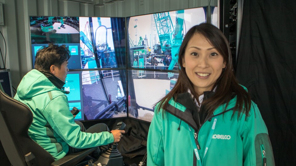 Asami Kinoshita tror at fjernstyring kan være med på å rekruttere folk til bransjen. - Det er færre som vil kjøre gravemaskin i dag, men ganske mange som spiller dataspill, sier hun.