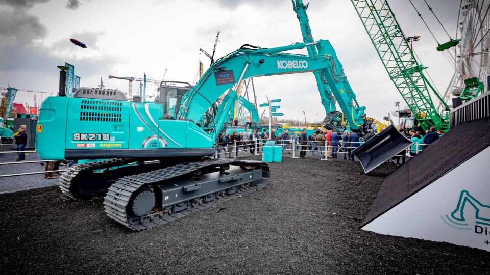 Under Bauma 2019 viste gravemaskinprodusenten Kobelco Construction Machinery, i samarbeid med Engcon og Leica Geosystems, en automatisk grave- og tiltrotatorfunksjo.
