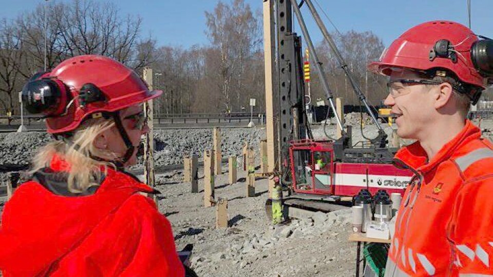 Bildet viser prosjektleder for E16 Sandvika - Skaret, May Bente Hiim Sindre og byggeleder Lars Lund.