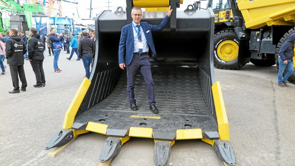 PREMIERE: Edmund Varhaug fra Komatsu KVX på Klepp viste det nye tannsystemet E2 M80 montert på Komatsus PC 1250-11 på Bauma.