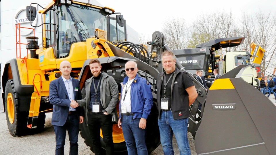 KJØPTE FEM: Salgssjef Kenneth Hansen i Volvo Maskin AS fra venstre takker daglig leder Knut Harald Ollendorff i Feiring Bruk AS for handelen som ble kjent på årets Bauma-utstilling. Videre til venstre står konsernleder Trygve Ollendorff og servicesjef Kjetil Tørseth i Feiring.