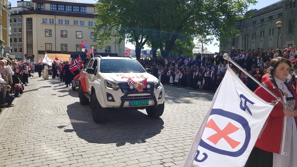 BLIKKFANG: Isuzuene får mye oppmerksomhet, som her i 17. mai-paraden i Bergen. BLIKKFANG: Isuzuene får mye oppmerksomhet, som her i 17. mai-paraden i Bergen.
