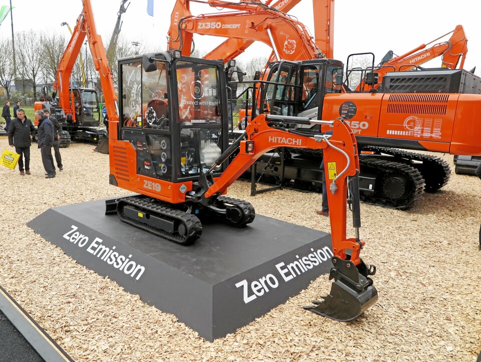 Hitachi viste totonneren Hitachi ZE19 på Bauma 2019. Bak står beltegraveren ZX350 Concept.