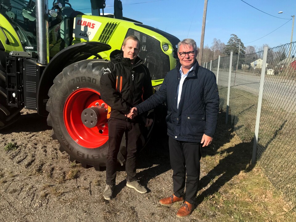 Daglig leder Trond Widar Løyning i Traktor og Maskin AS (t.v.) og Michael Husfeldt, administrerende direktør i Norwegian Agro Machinery har inngått forhandleravtale.