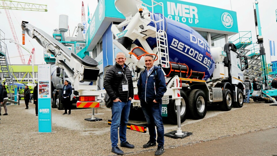 EKSPERT: Ivar Haugnes (t.h.) ble ansatt som selger for betongproduktene. Han kommer fra bransjen, og har både kjørt betong, blandet betong og vært driftsleder på betonganlegg. En suksess for AMB, slår daglig leder Martin Fusche fast.
