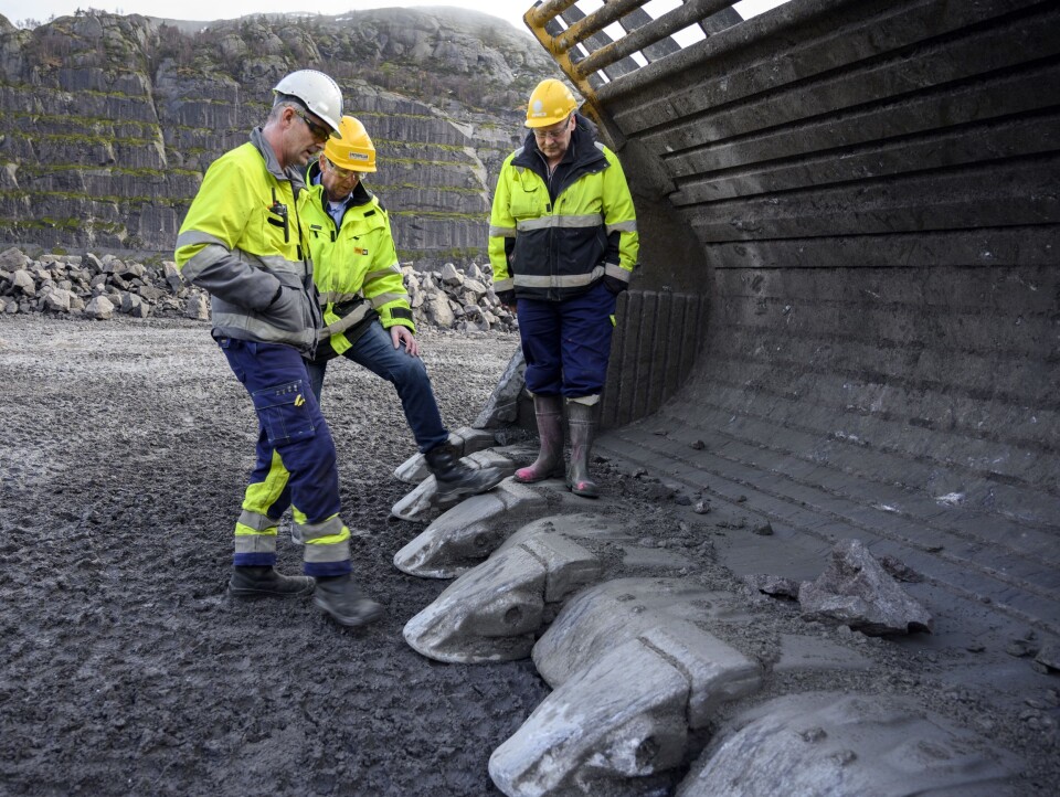 TANNPUSS: Alt er stort på Cat 994-hjullasteren. Kjell Gunnar Stormo (f.v.), Stig Vikeså fra Pon, og Gunnar Vinterstø fra Titania er enige om at de nye tennene på gigaskuffen går fint inn i massene.