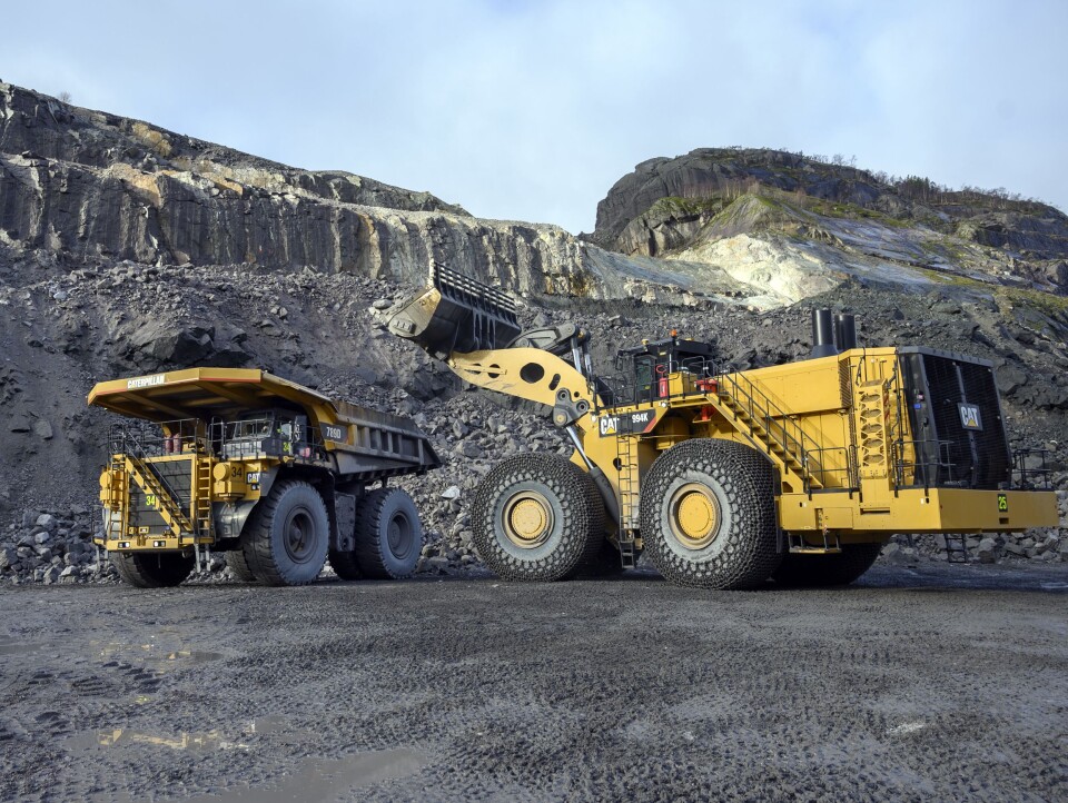 LIKEVERDIGE: Cat 994K-hjullasteren ser enorm ut selv sammen med tipptrucken som veier 300 tonn fullastet.
