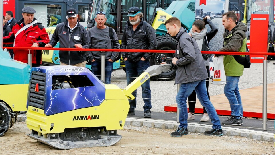 HYBRID: Hybrid vibroplate hos Ammann på Bauma. Nå skal den til test i Norge.