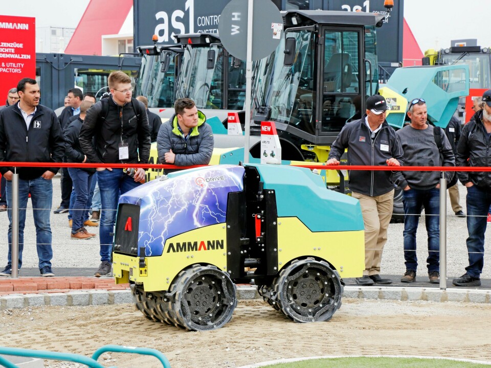 ELEKTRISK: Elektrisk grøftevals på demofeltet til Ammann på Bauma.