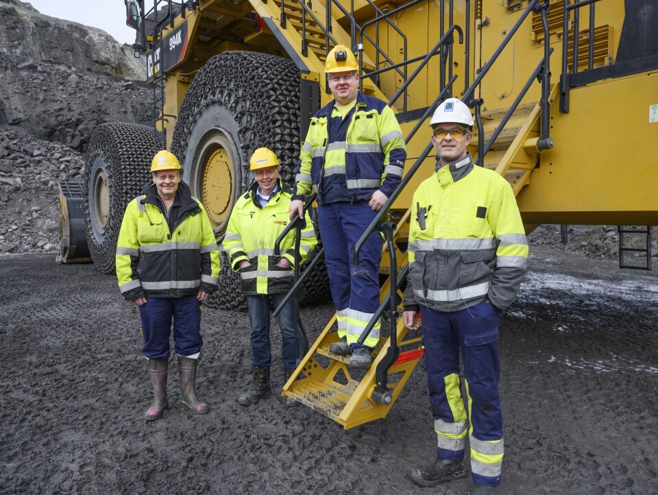 FORNØYDE: Gunnar Vinterstø (f.v.), servicesjef Stig Vikeså (Pon), maskinfører Oskar Løtoft og vedlikeholdsplanlegger Kjell Gunnar Stormo er alle fornøyde med den nye hjullasteren.