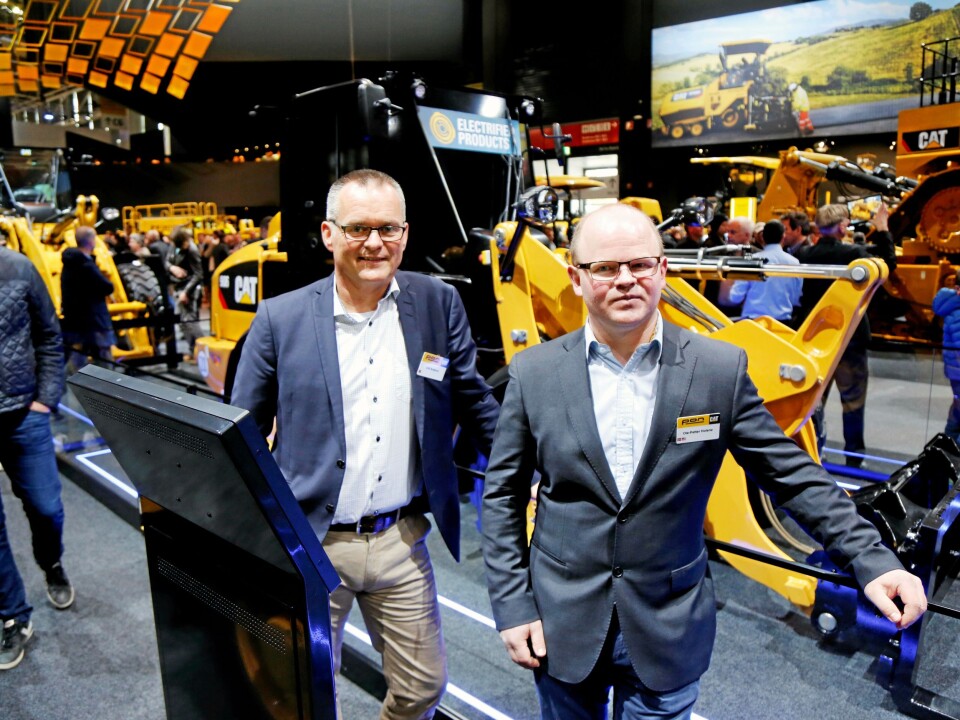 VOLUM: Erik Sollerud (t.v.) og Ole-Petter Holene i Pon Equipment gleder seg til 906-hjullasteren kommer på batteri.