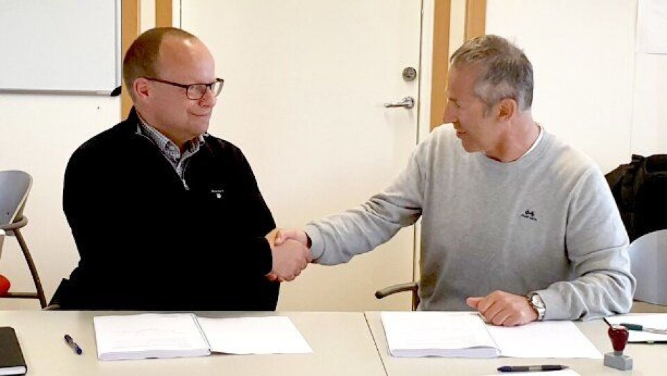 Tirsdag 23. april undertegnet Johan Hansson (t.v.) fra Peab og prosjektleder Åge Brudeseth fra Statens vegvesen kontrakten om å bytte ut betongdekket på E6 nord for Gardermoen med asfalt.