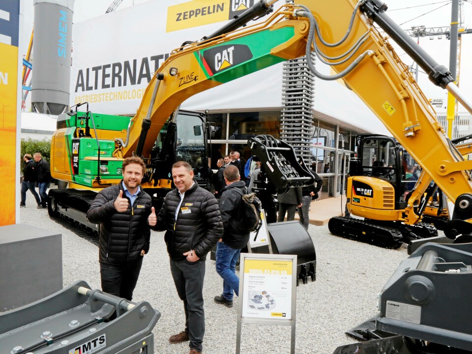 NORSK MASKIN: Vi kaller den det, den ombygde Cat F323 Z-Line på batteri som er ombygd hos Fredrik Sætren (t.v.), Espen Paulseth og resten av Pon-gjengen i Norge.