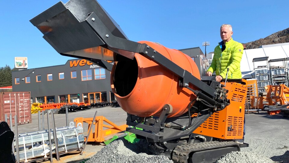 Nyheten Bob SF650, betongblander og minidumper hos Wee.no. Ved spakene står daglig leder i Wee.no, Rune Wee.