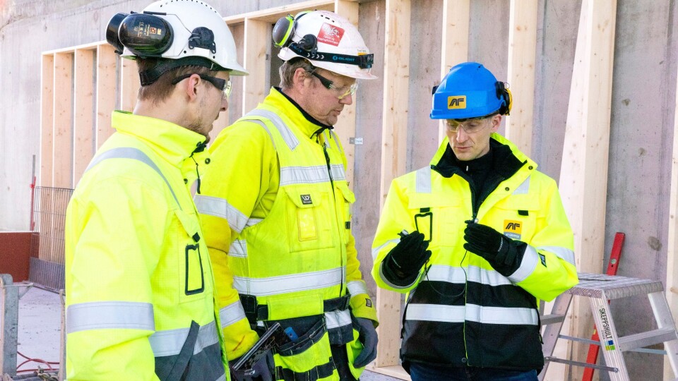 Stian Aldrin, daglig leder i Minuendo (t.h.), og to av AF-tømrerne Trond Vigstad og Marius Kløften tester det nye hørselsvernet.