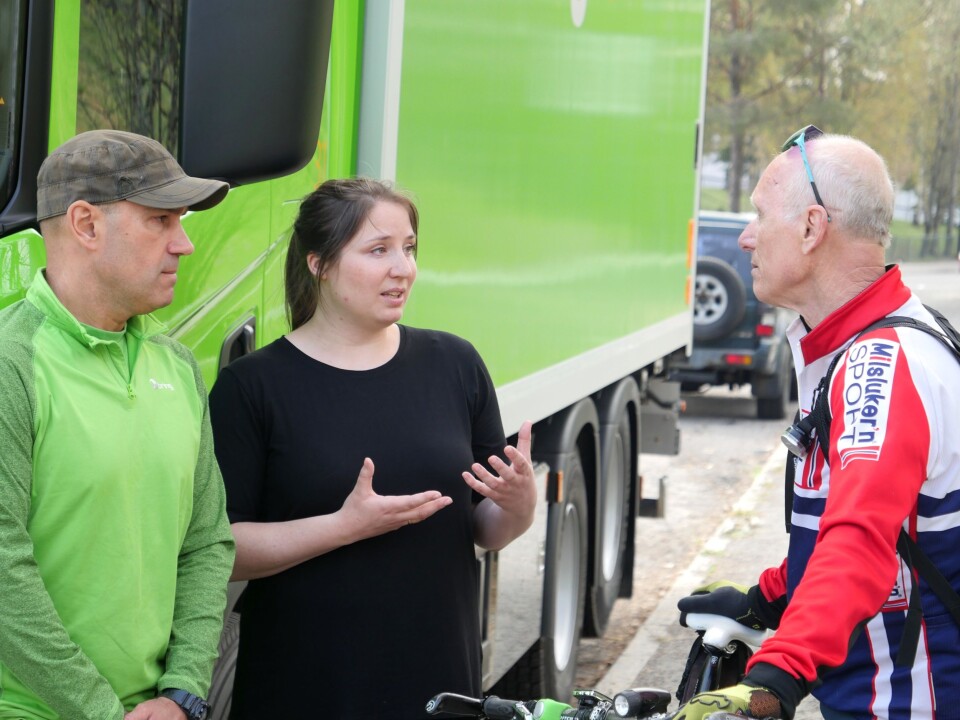 Ranveig Falch og Haakon Wang (t.h.) har begge nære slektninger som er omkommet etter ulykker med lastebiler i Oslo. Onsdag 24. april 2019 fikk de demonstrert teknologien – Falch fra passasjersetet sammen med sjåfør Slava Mironchik (t.v.), og Wang som syklist. De er begge glade over initiativet til Syklistenes Landsforening og Bring.