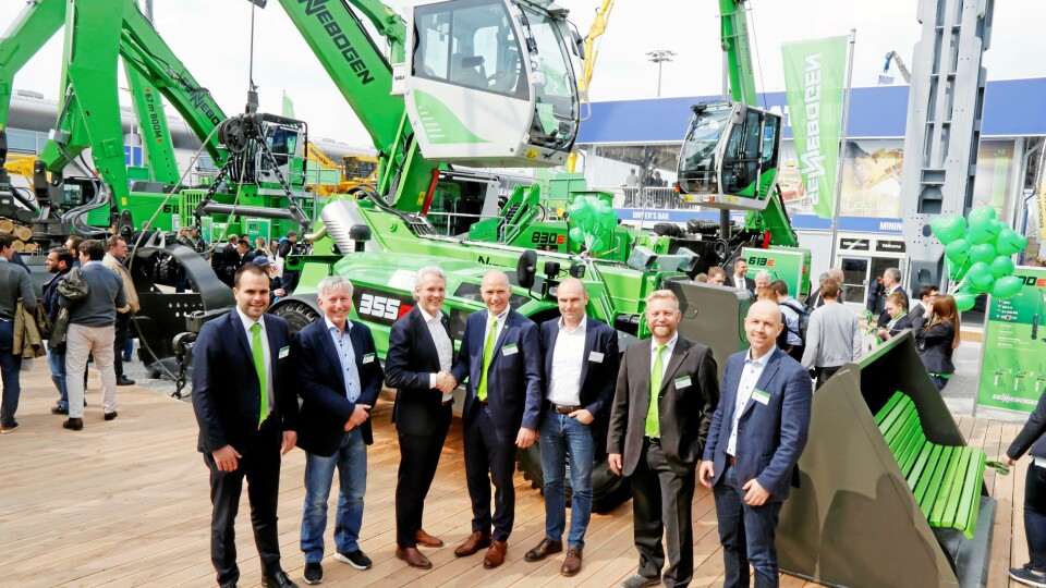 TELESKOPLASTER: Én av maskinene Volvo Maskin nå får programmet er teleskoplasteren 355E med hev- og senk på hytta. Fra venstre: Michael Trunzer (S), Knut Grepperud (VM), Gunnar Thorud (VM), Eric Sennebogen (S), David Kristianslund (VM), Robert Aumüller (S), Kenneth Hansen (VM).