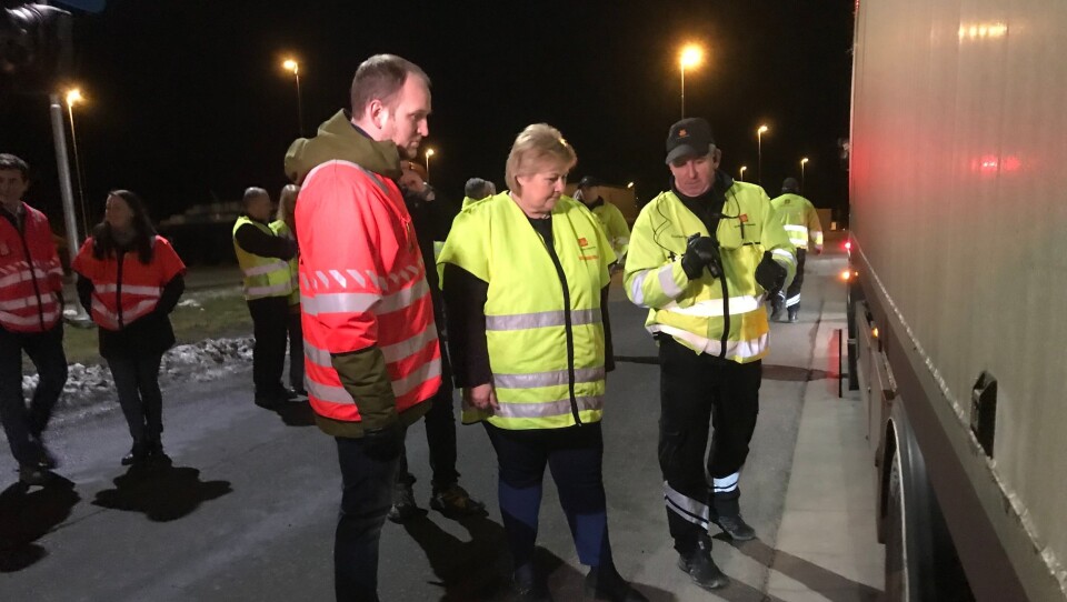 Statsministeren og samferdselsministeren på storkontroll ved Ørje i februar.