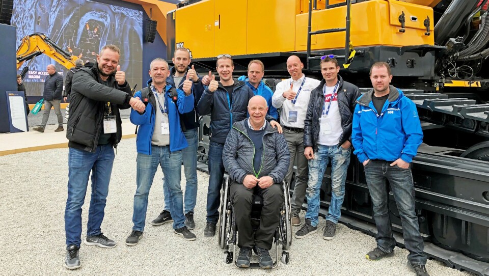 HISTORISK: Det første maskinsalget for EMSG Norge AS ble inngått på Bauma lørdag 13. april. En solid stab fra Fosse Maskin og Transport AS jublet for håndtrykket mellom Frode Fosse (t.v.) og Endre Dyngeland, EMSG.