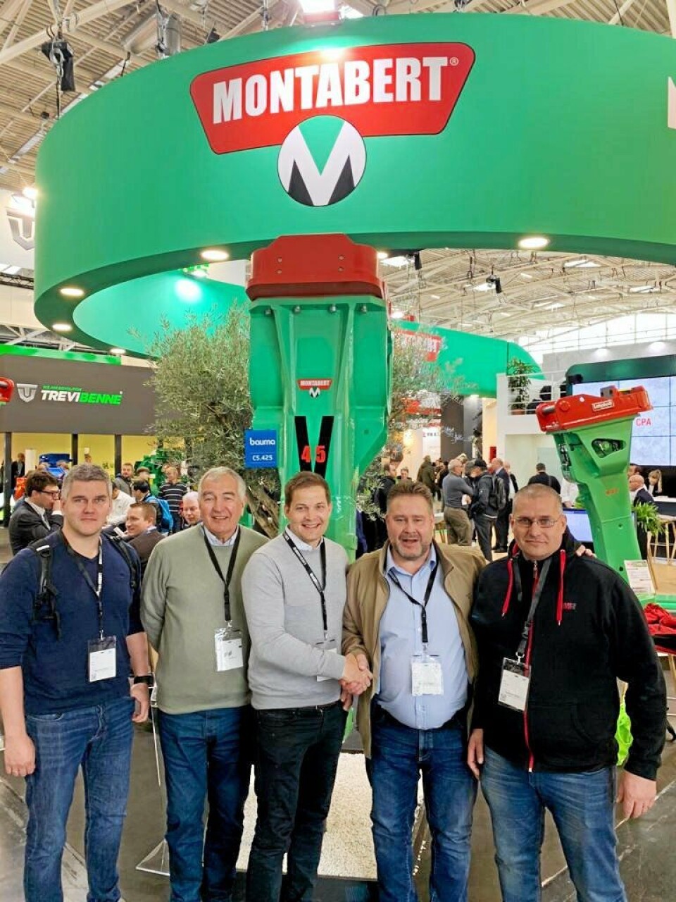 AVTALE PÅ BAUMA: Avtalen ble endelig signert på Bauma i april. Fra venstre: Kjell Osen (driftssjef AMV), Per Gunnar Andersen (styreleder AMV), Peder Andersen (adm. direktør AMV), Tommi Sarni (styreleder og eier av RockRobot Oy som eier Stonepower) og Petri Lehtinen (adm. direktør Stonepower). Foto: AMV