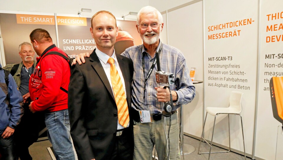 TYSKLAND: Matthias Herold fra MIT sammen med Stian Holte fra Holte Electronics AS (t.h.), her med kabelsøkeren i hånda.