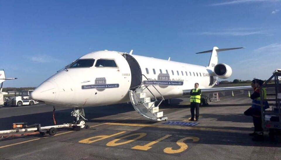 - Ingen skal si at vi ikke er kreative i TMS. Da SAS sviktet og vi ikke ville kommet oss hjem før langt uti neste uke chartret vi like godt eget fly hjem 😊😊 – på Newcastle International Airport, skriver entreprenørbedriften under dette bildet som ble delt på bedriftens Facebook-side søndag 28. april.