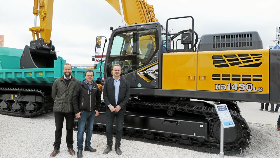KATO-GRAVER: Den norske trioen Roger Langhelle (f.h.), Hans Olav Løen og Richard Sørensen ved Katos 34-tonner HD1430LC som representerer 7. generasjon beltegravere.