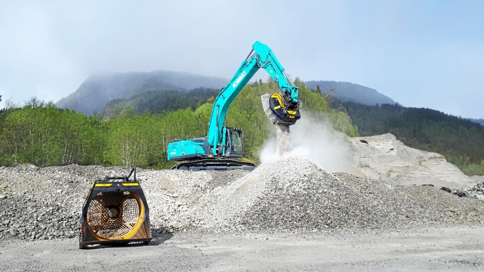 Entrack AS demotur i Sør-Norge våren 2019. Kobelco Ljungby MB Crusher. KNUSER OG SORTERER: Den store 30-tonns Kobelco-graveren ble brukt som bæremaskin for knuse- og sikteskuffer fra MB Crusher. Foto: Entrack
