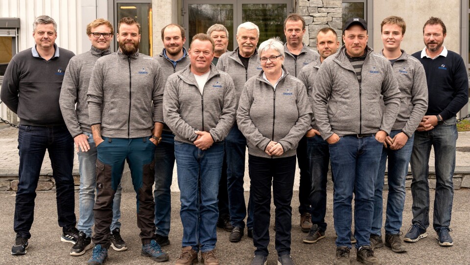 De elleve ansatte i maskinentreprenør-selskapet Brødrene Tingelstad går med virkning fra 6. mai inn i Isachsen Anlegg avd. Ringerike. Til venstre står prosjektsjef for Isachsens avdeling på Ringerike, John Arne Johansen. Helt til høyre står daglig leder i Isachsen, Nils Smetbak.