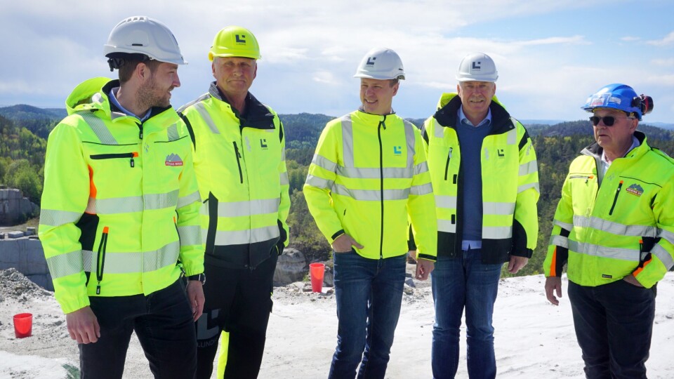 Bilde fra signeringen. F.v: Knut Harald Ollendorf, Petter Nilsen, Thor-Anders Lundh Håkestad, Rolf Nilsen, Trygve Ollendorf.