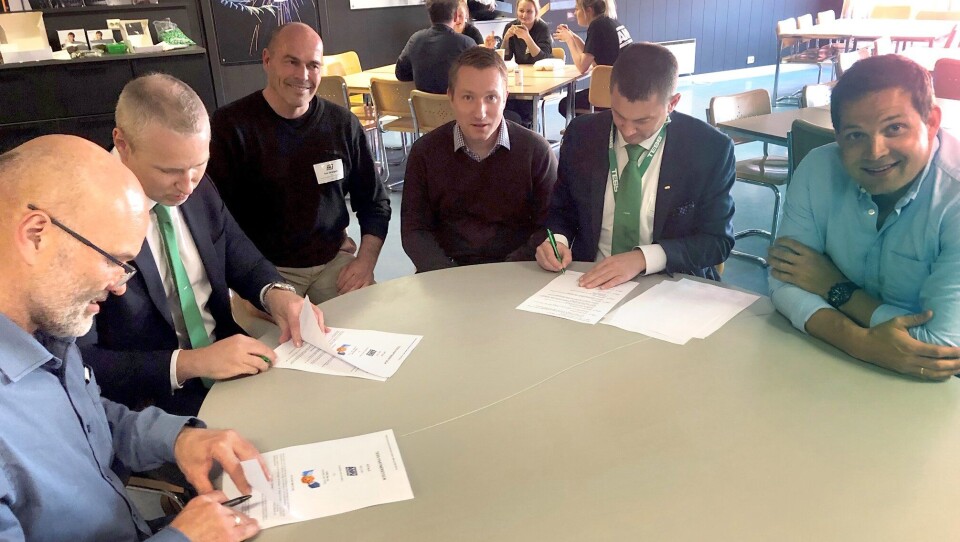 Bilde fra signeringen. Fra venstre: Kent Sandsmark (leder innkjøp og logistikk AMV), Jan Ivar Lindseth, (Tess), Ivar Skahjem (Tess), Tomas Sönel (strategisk innkjøper AMV), Roar Kleven (Tess) og Peder Andersen (administrerende direktør i AMV).