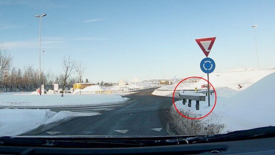 Rekkverksende som ikke er tilstrekkelig sikret, mot fartsretningen, E6 Innlandet.