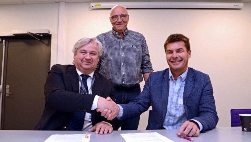 Regionvegsjef Kjell Inge Davik gratulerer Eivind Iden i Presis Vegsjef med Hallingdalkontrakten, assistert av Bjørn Nyhus i SVV.