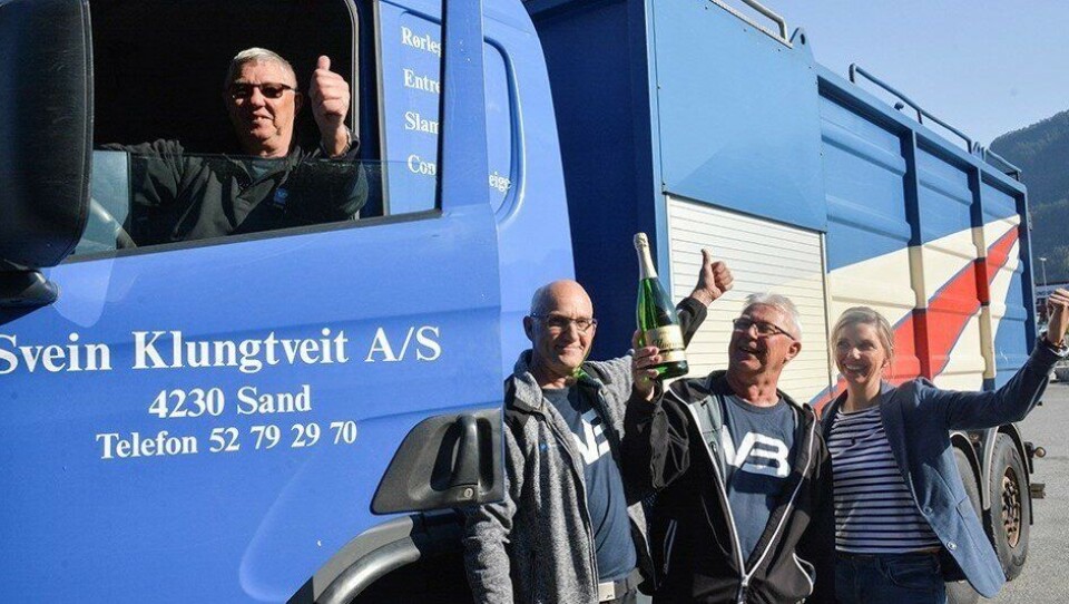 Det var full jubel hos VB-bedriften Svein Klungtveit AS på Sand i Ryfylke da det ble klart at de hadde halt i land en storkontrakt på slamtømming i Sunnhordland, verdt nærmere 120 millioner kroner. Fra venstre: Svein Klungtveit, Odd Inge Fuglestein, Arnfinn Klungtveit og Maria Klungtveit.