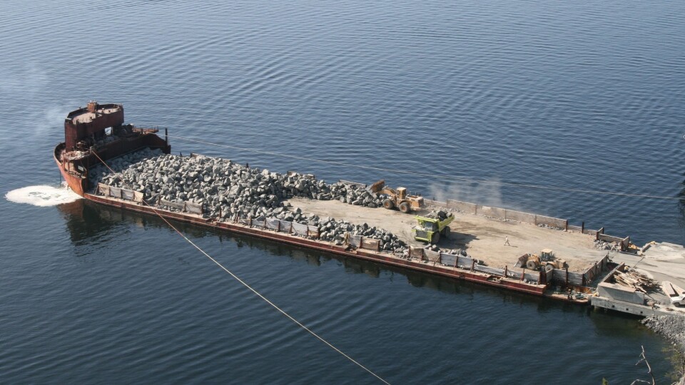 Lekteren fylles opp med stein i Kragerø. Fullastet tar lekteren ca. 13.000 tonn stein.