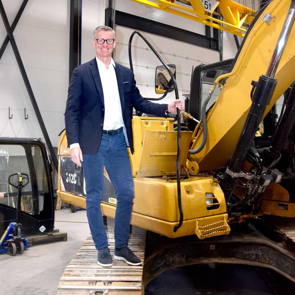 - Halvparten av omsetningen og jobbene på det nye skade- og lakkanlegget, er fremmedmerker blant lastebilene, samt gravemaskiner, traktorer og anleggsmaskiner, sier Larsen.