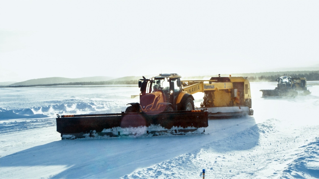 Valtra, Nokian Tyres, Vammas (Fortbrand - produsenten av sope-blåsemaskiner til flyplasser), Neste (drivstoffselskap) og Finavia (finsk flyplassdrift) smarbeider om prosjektet «Runway Snowbot»: Autonom snørydding.