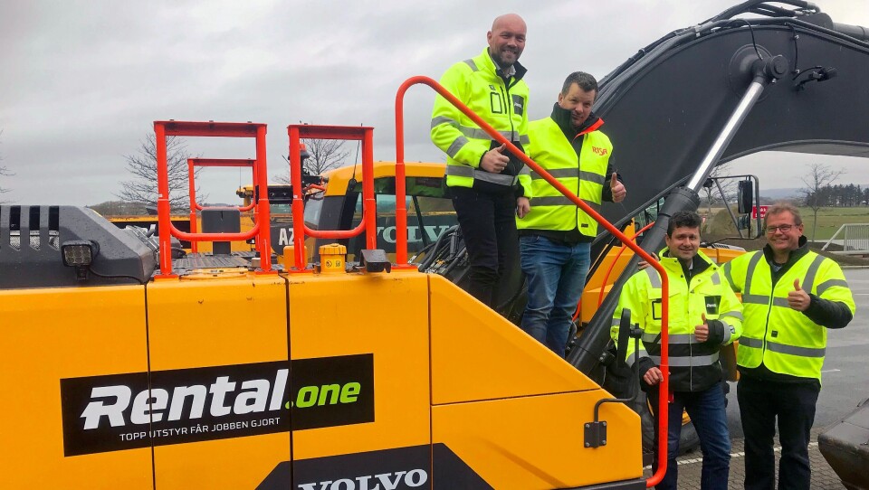 AVTALE: Rental.one har akkurat inngått en treårig avtale med Hella Maskin. F.v.: Svein Bøe, daglig leder i Rental.one, Asbjørn Herikstad avd. leder Hella Maskin, Kjetil Friestad, innkjøpssjef i Rental.one og Jon Hella, daglig leder i Hella Maskin. AVTALE: Rental.one har akkurat inngått en treårig avtale med Hella Maskin. F.v.: Svein Bøe, daglig leder i Rental.one, Asbjørn Herikstad avd. leder Hella Maskin, Kjetil Friestad, innkjøpssjef i Rental.one og Jon Hella, daglig leder i Hella Maskin.