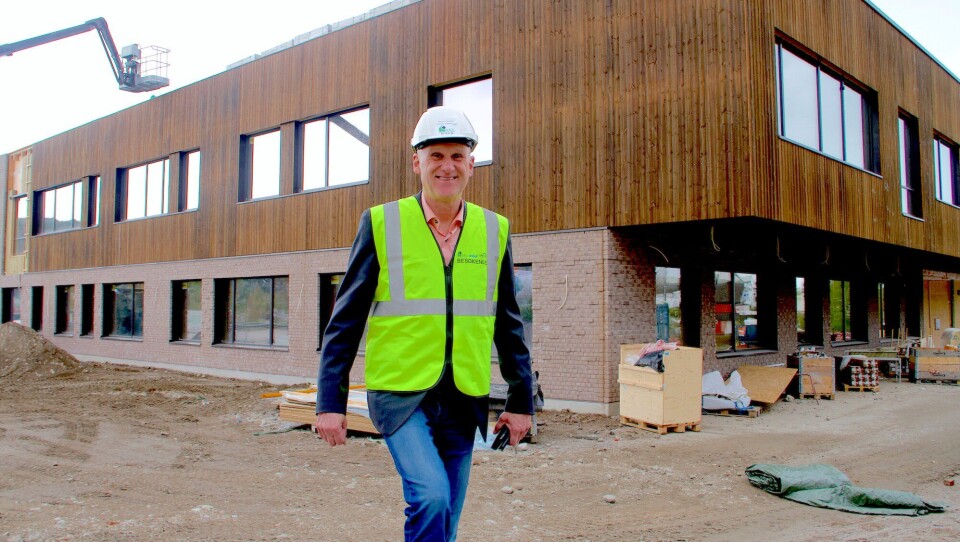 Nye Vestsiden Ungdomsskole på Kongberg er et plusshus i massivtre på 4800 kvadratmeter med plass til 480 elever. Produksjonssjef i Kongsberg Kommunale Eiendom(KKE), Brynjar Henriksen, opplyser at overlevering av nybygget vil skje i juni 2019.