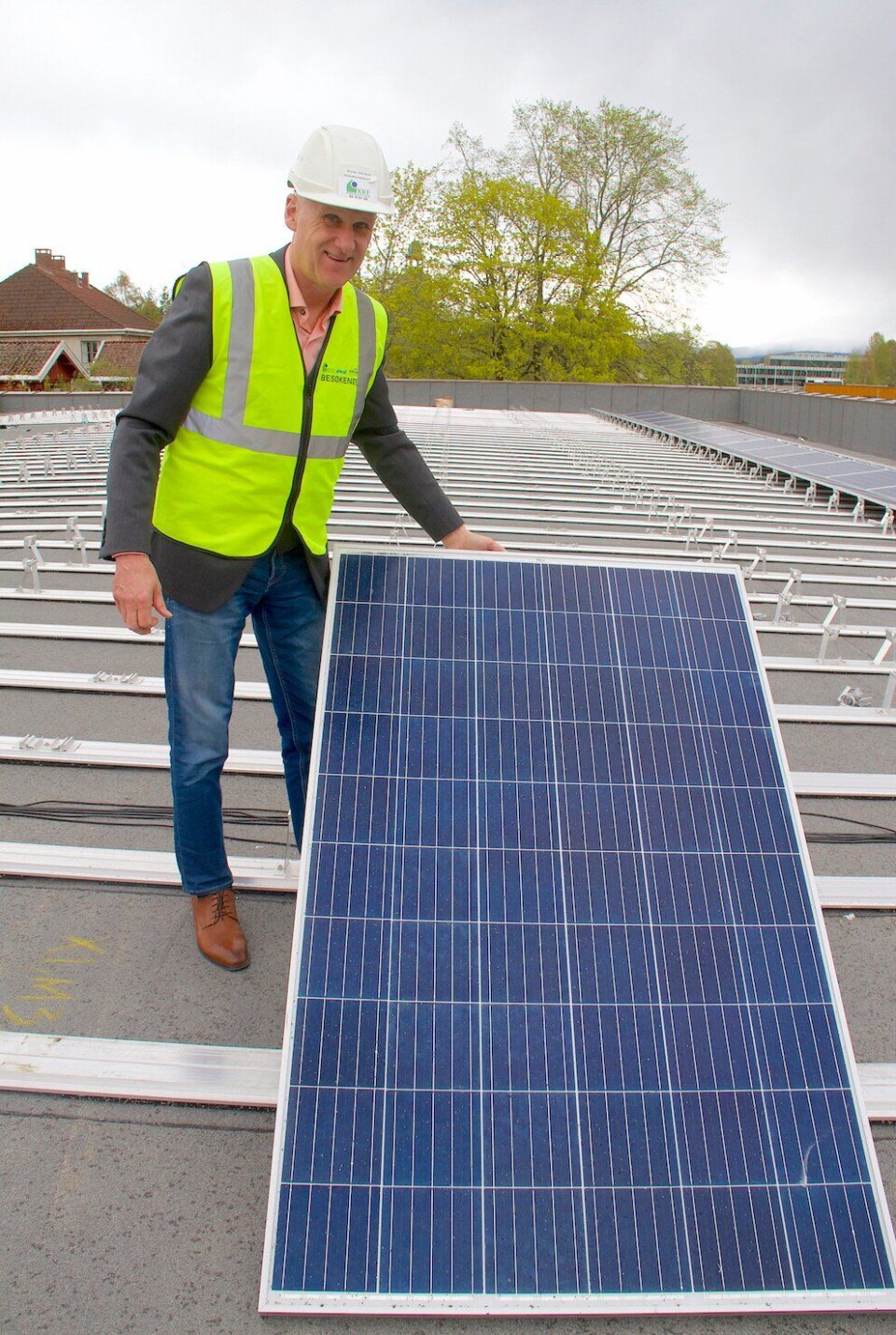 Produksjonssjef i KKE, Brynjar Henriksen, viser solcellepanelene som monteres på taket av nye Vestsiden ungdomsskole. Solenergien skal gjøres om til hydgrogen om sommeren som så skal lagres og benyttes til ny energiproduksjon om vinteren.